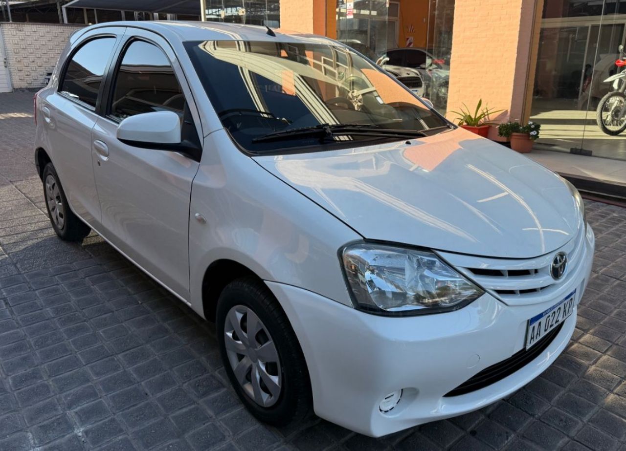 Toyota Etios Usado Financiado en Mendoza, deRuedas