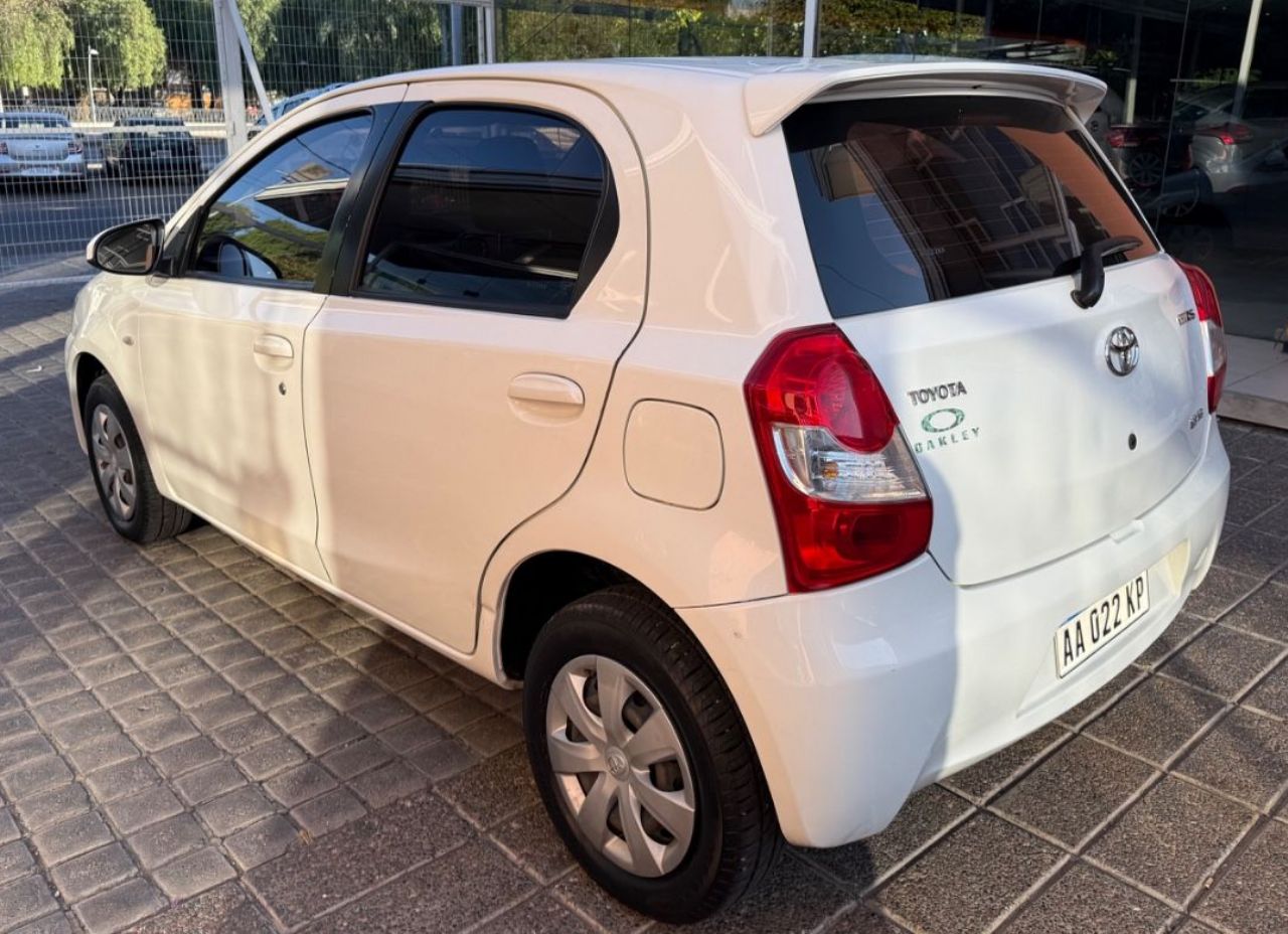 Toyota Etios Usado Financiado en Mendoza, deRuedas