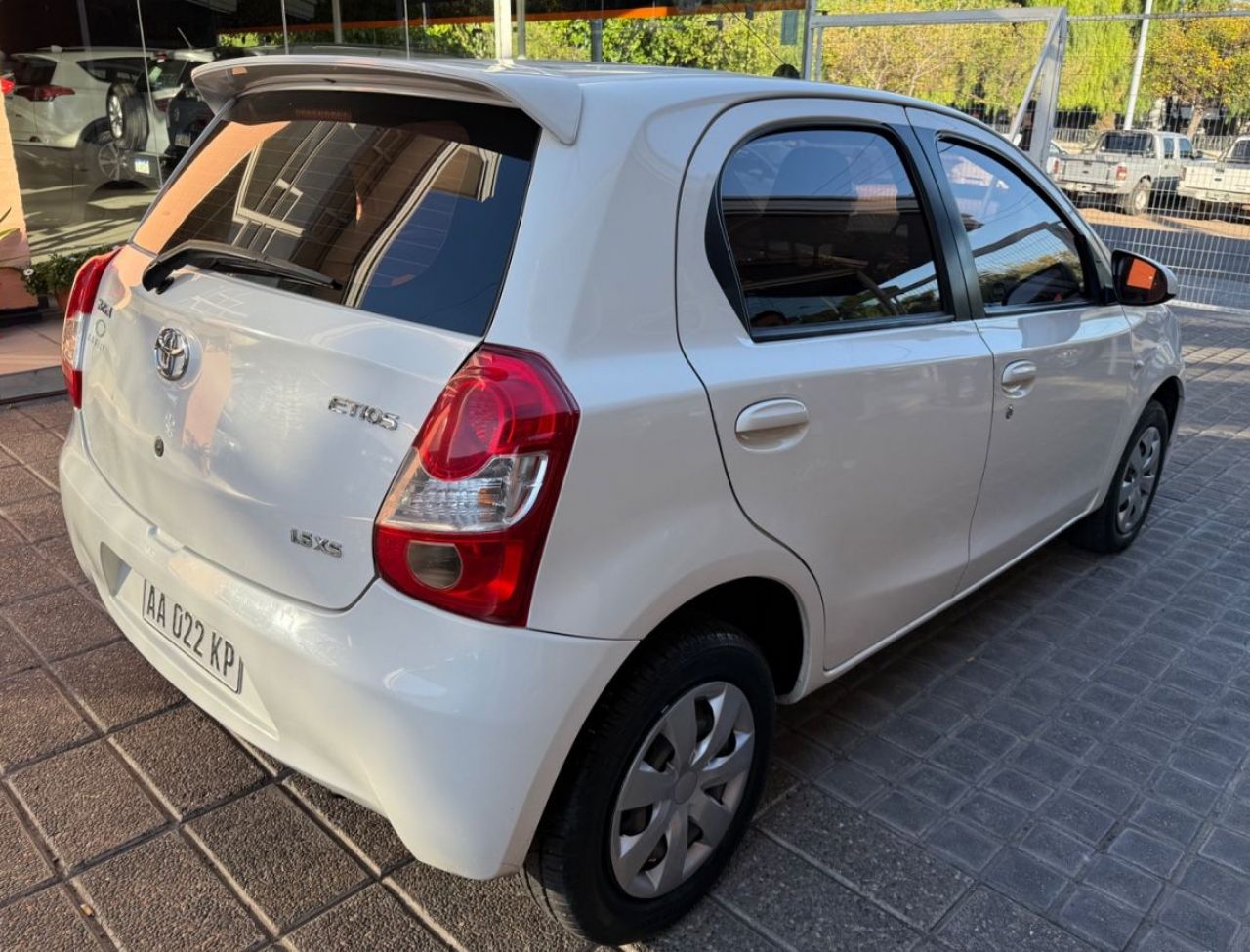 Toyota Etios Usado Financiado en Mendoza, deRuedas