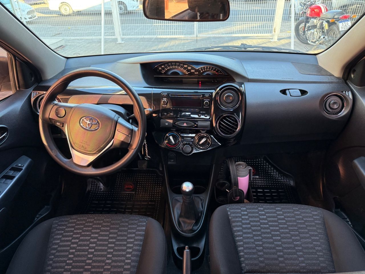 Toyota Etios Usado Financiado en Mendoza, deRuedas