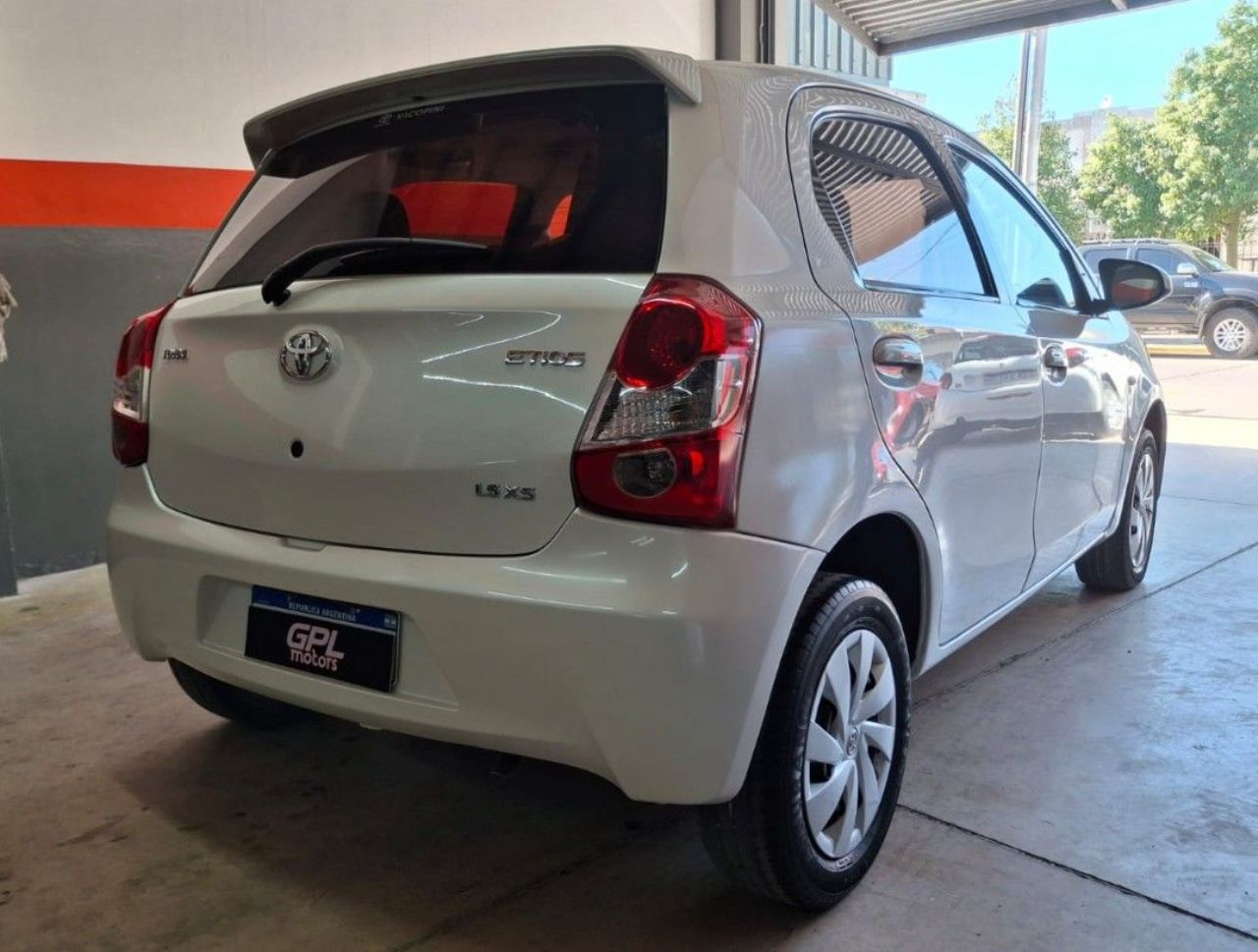 Toyota Etios Usado Financiado en Mendoza, deRuedas