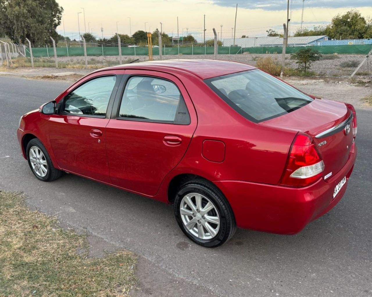 Toyota Etios Usado Financiado en San Juan, deRuedas