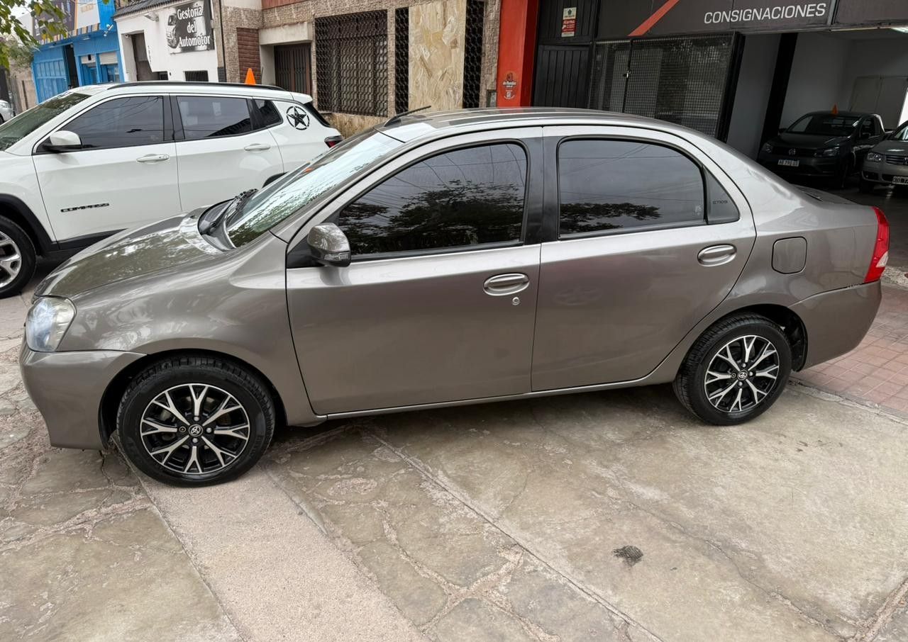 Toyota Etios Usado Financiado en Mendoza, deRuedas