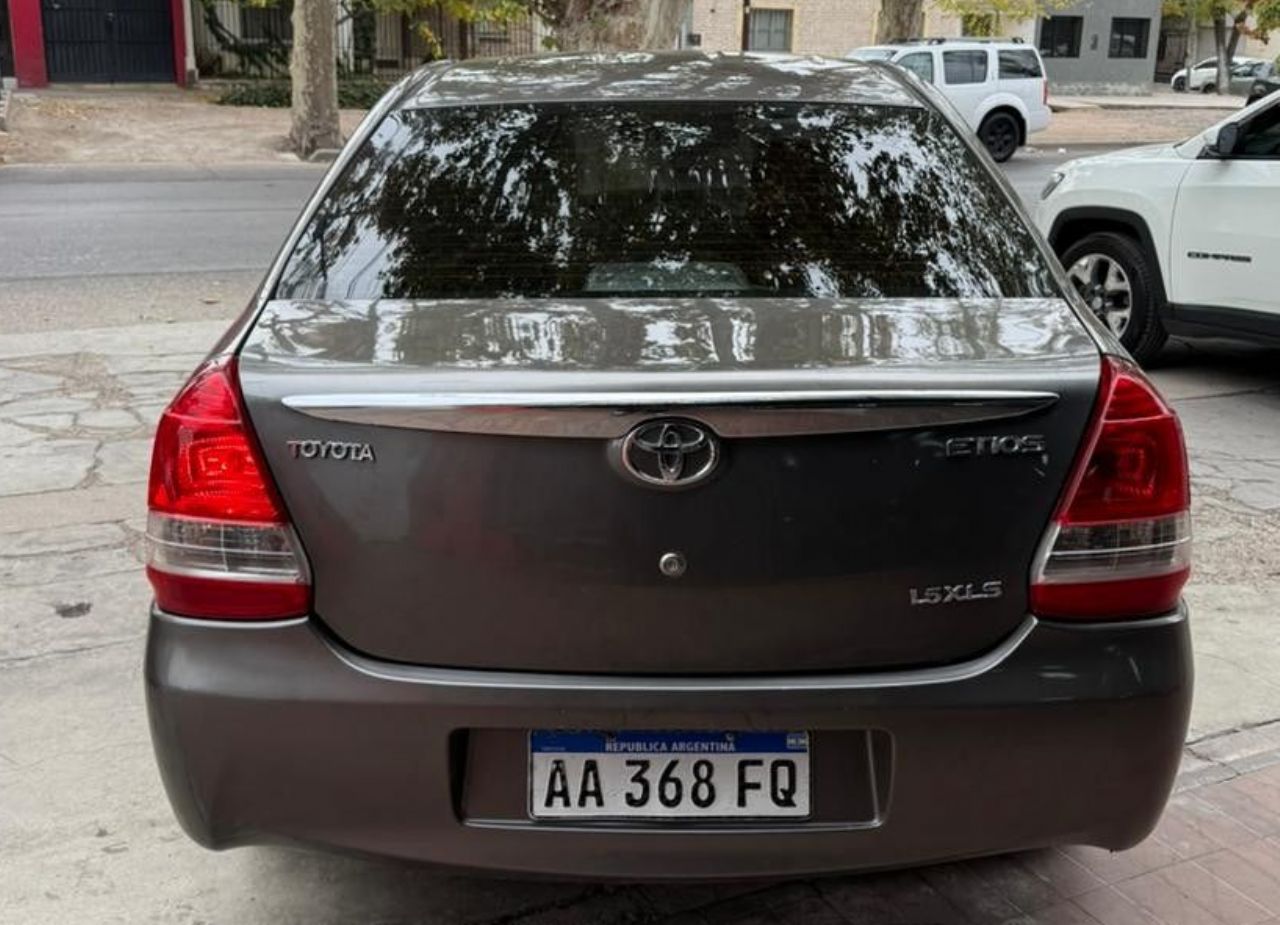 Toyota Etios Usado Financiado en Mendoza, deRuedas
