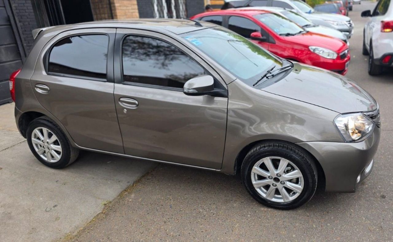 Toyota Etios Usado en Mendoza, deRuedas
