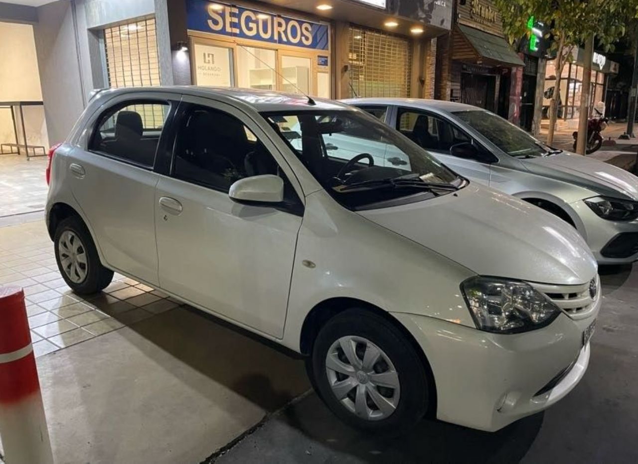 Toyota Etios Usado Financiado en San Juan, deRuedas