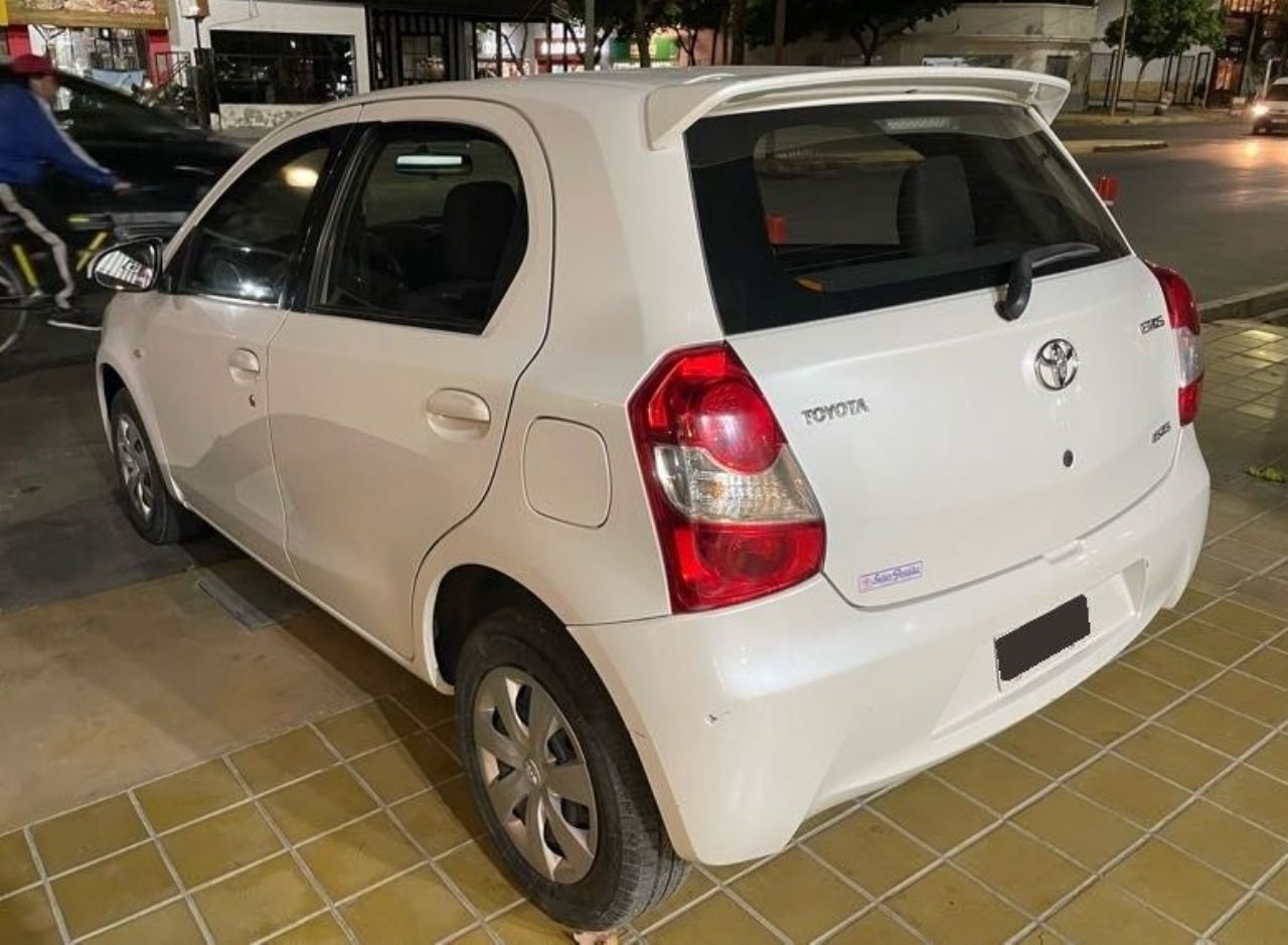 Toyota Etios Usado Financiado en San Juan, deRuedas
