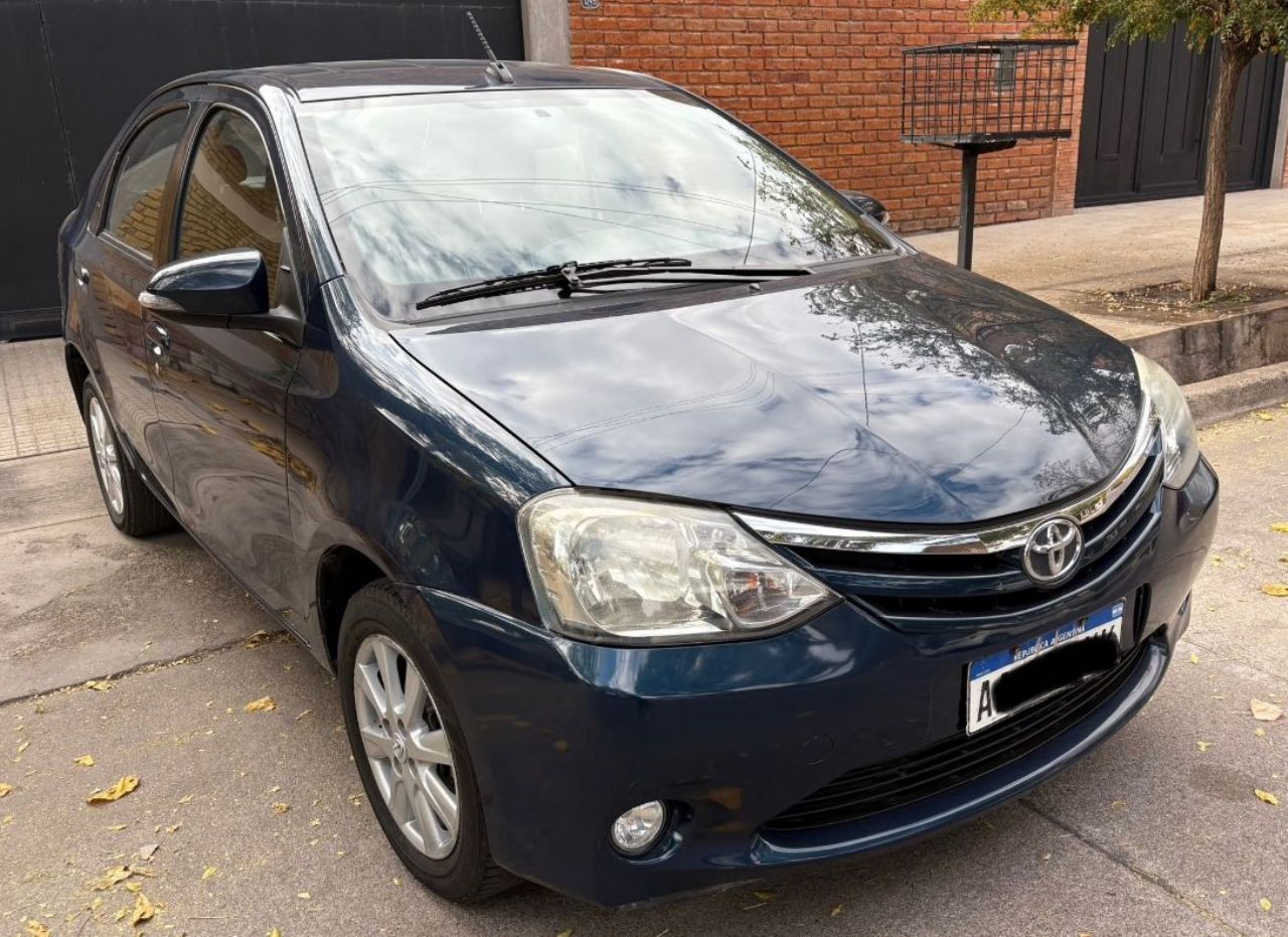 Toyota Etios Usado Financiado en Mendoza, deRuedas