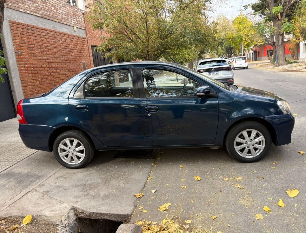 Toyota Etios Usado Financiado en Mendoza, deRuedas