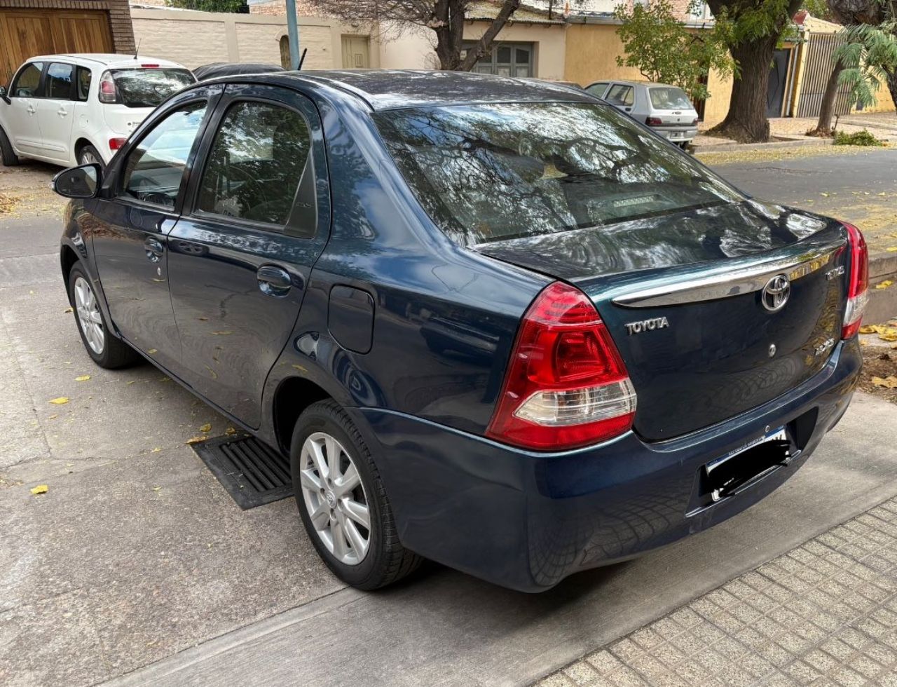 Toyota Etios Usado Financiado en Mendoza, deRuedas