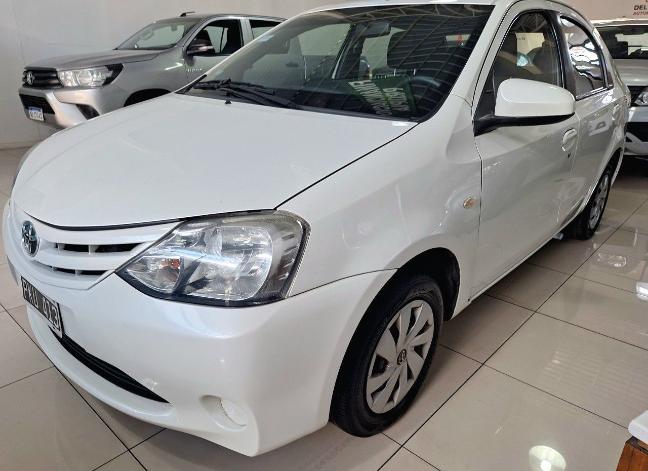 Toyota Etios Usado Financiado en Mendoza, deRuedas