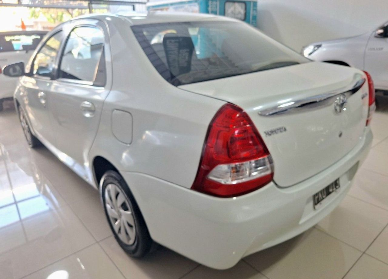 Toyota Etios Usado Financiado en Mendoza, deRuedas