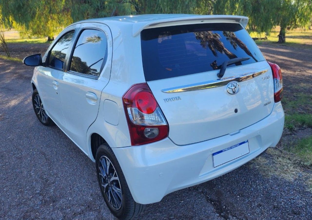 Toyota Etios Usado Financiado en Mendoza, deRuedas