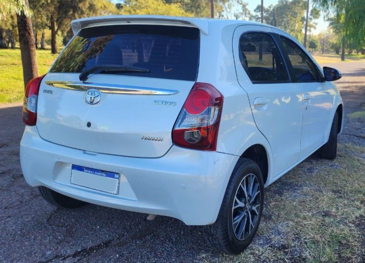 Toyota Etios Usado Financiado en Mendoza, deRuedas