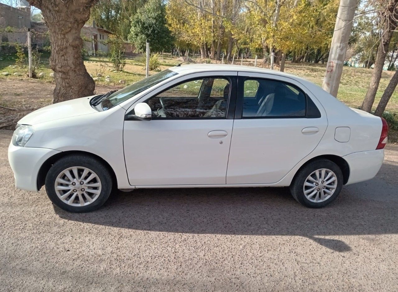 Toyota Etios Usado en Mendoza, deRuedas