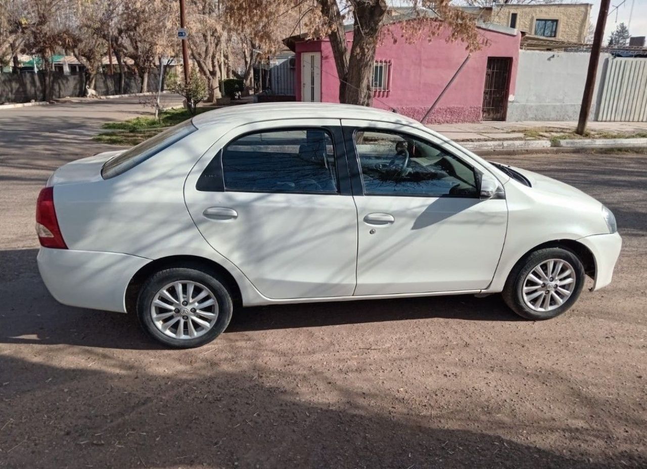 Toyota Etios Usado en Mendoza, deRuedas