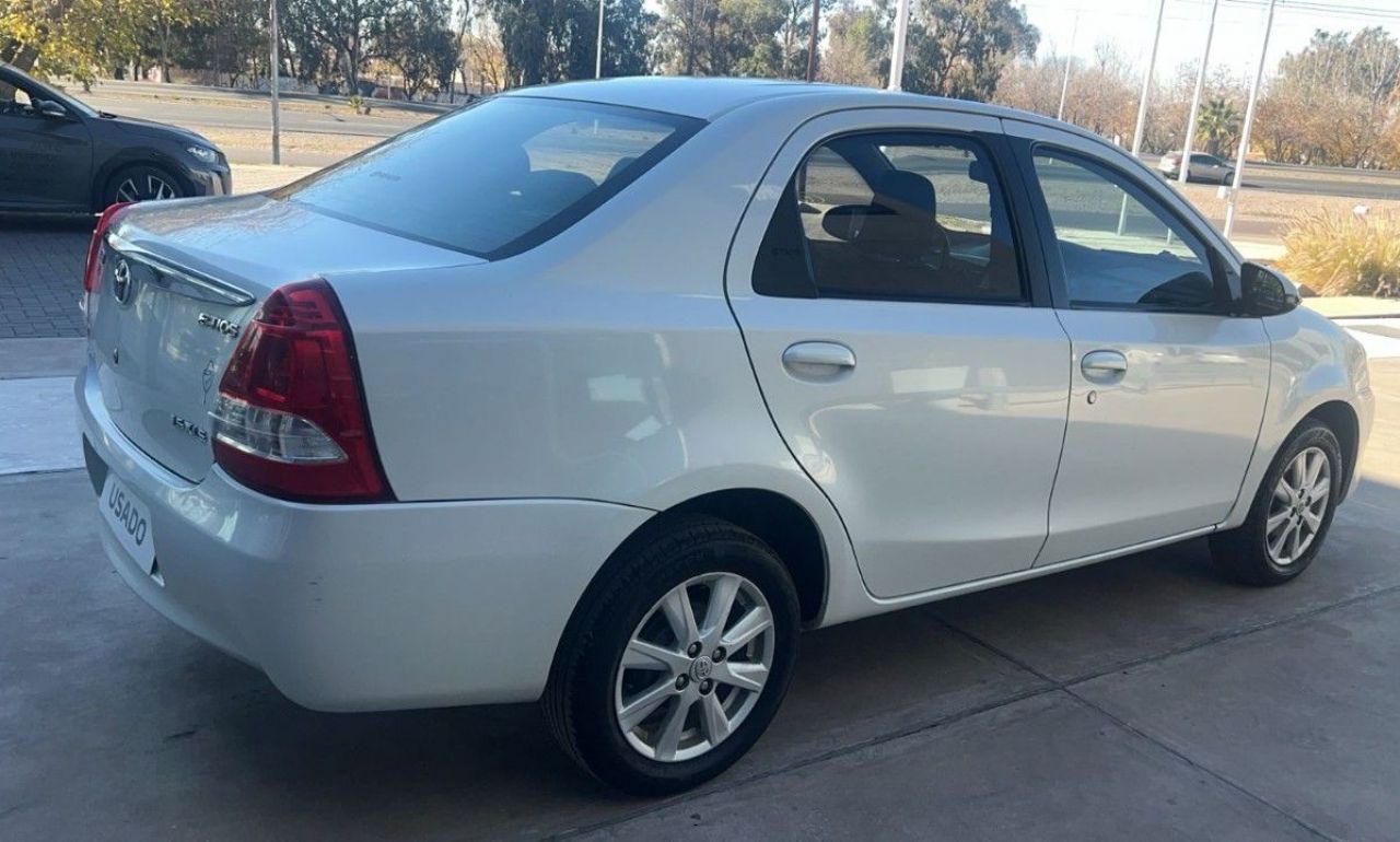 Toyota Etios Usado en Mendoza, deRuedas