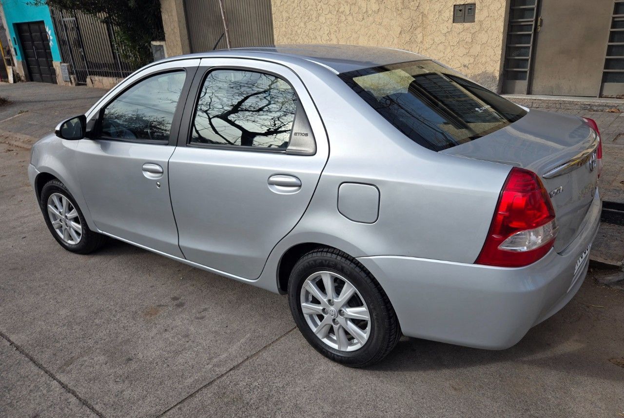 Toyota Etios Usado en Mendoza, deRuedas