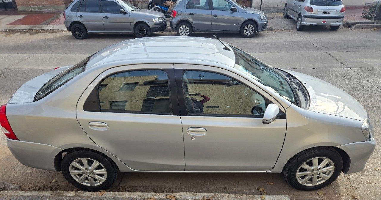 Toyota Etios Usado en Mendoza, deRuedas