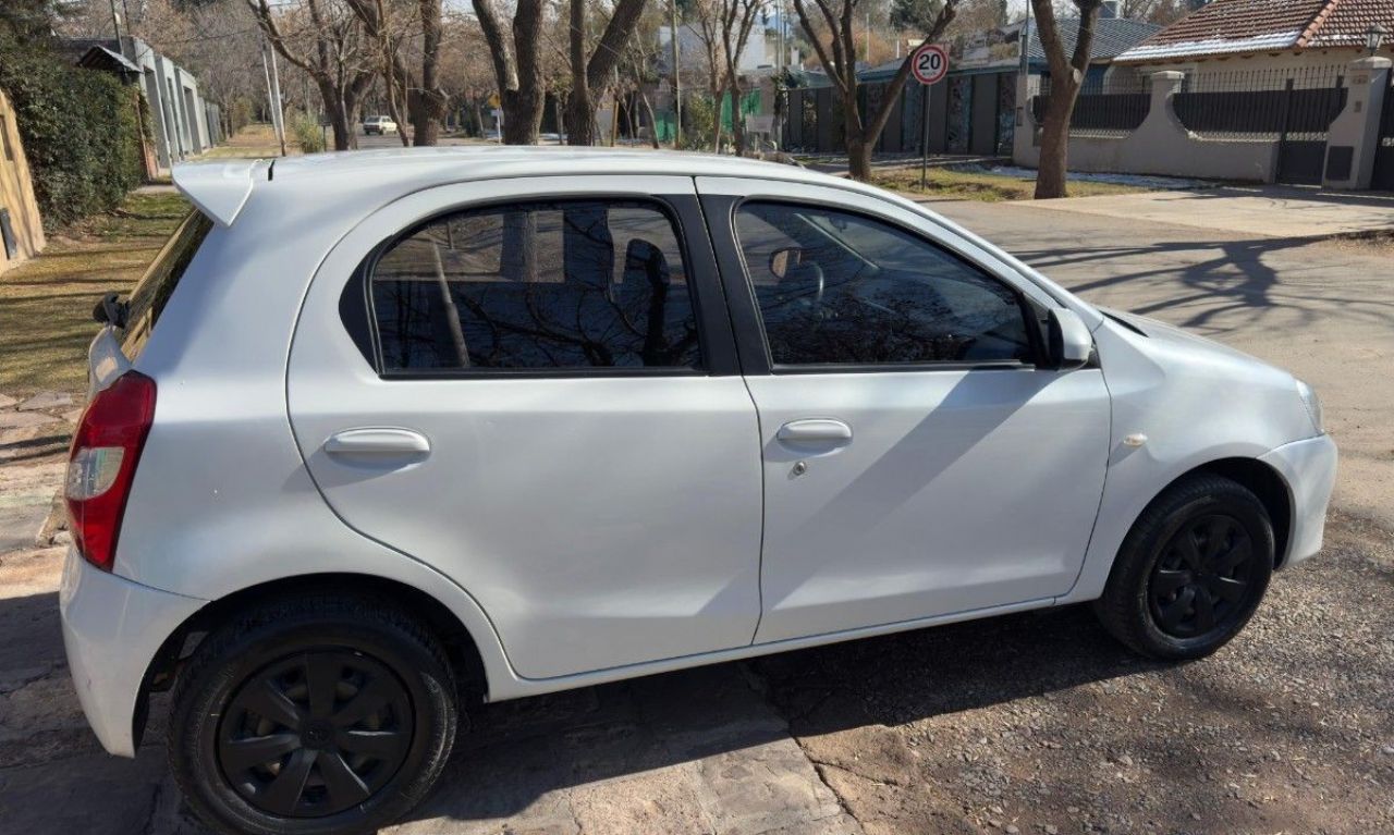 Toyota Etios Usado en Mendoza, deRuedas
