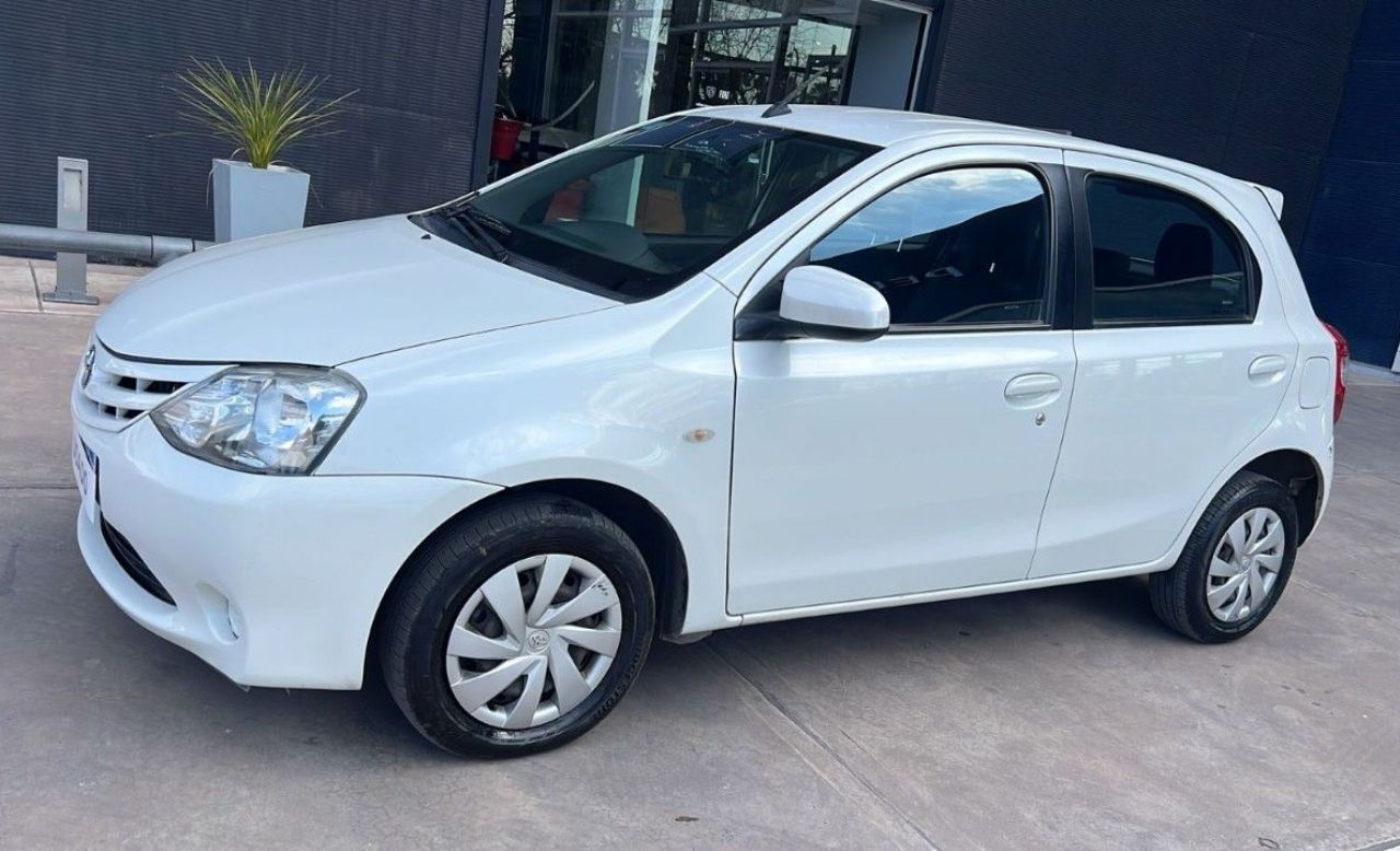 Toyota Etios Usado en Mendoza, deRuedas