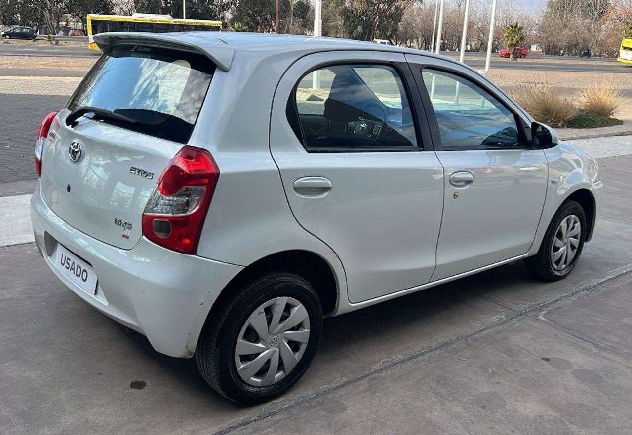 Toyota Etios Usado en Mendoza, deRuedas