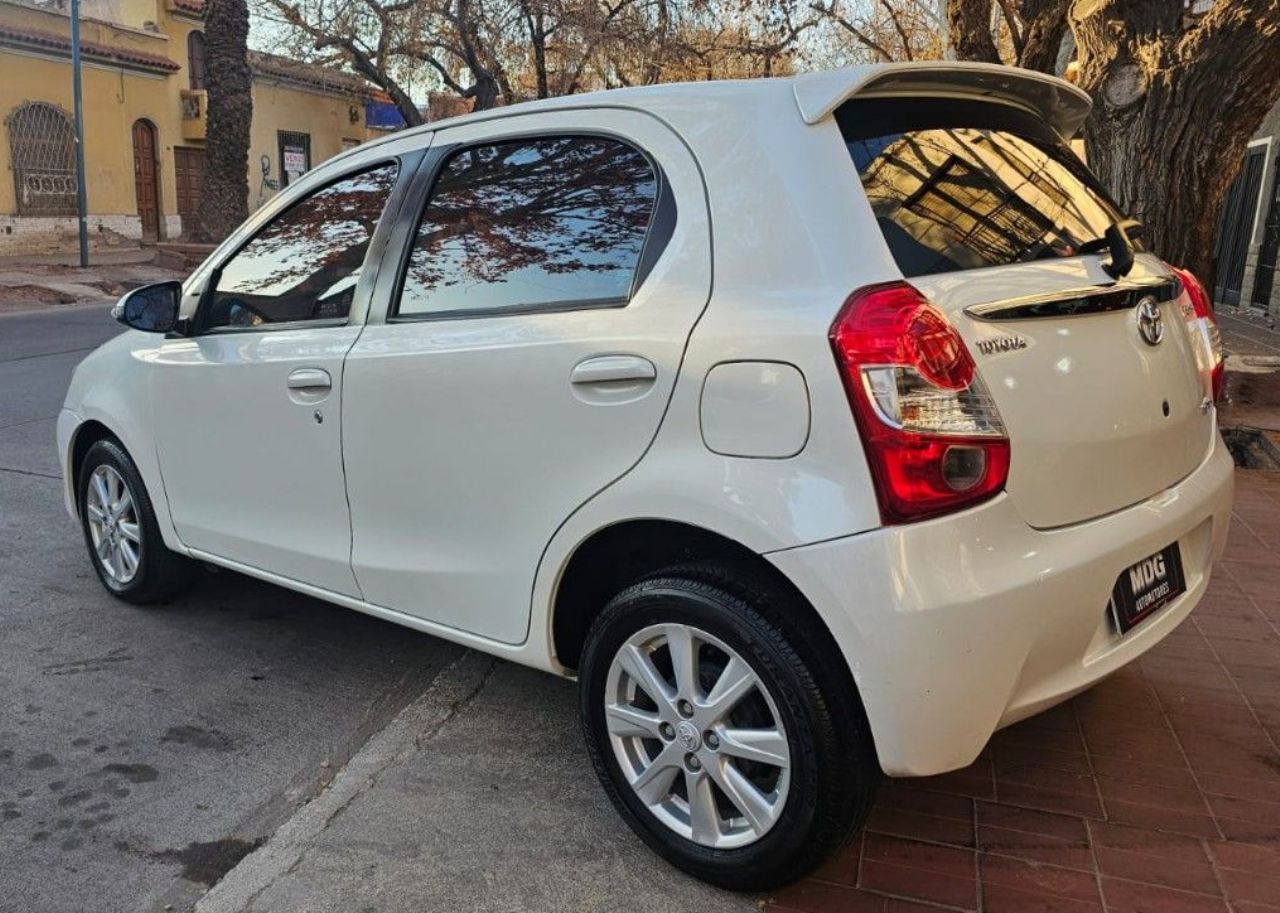 Toyota Etios Usado Financiado en Mendoza, deRuedas
