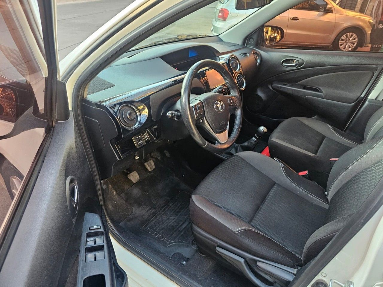 Toyota Etios Usado Financiado en Mendoza, deRuedas