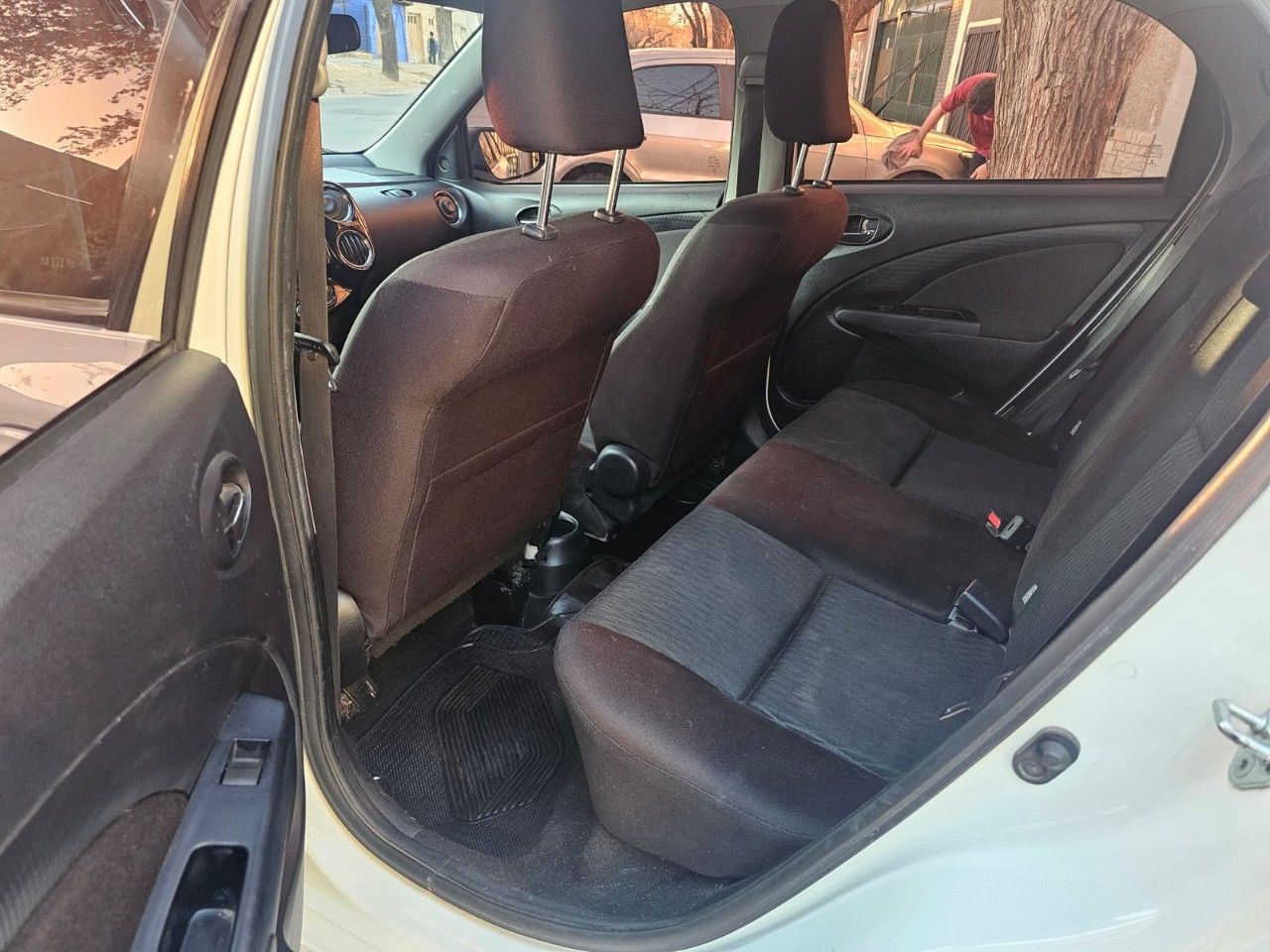 Toyota Etios Usado Financiado en Mendoza, deRuedas