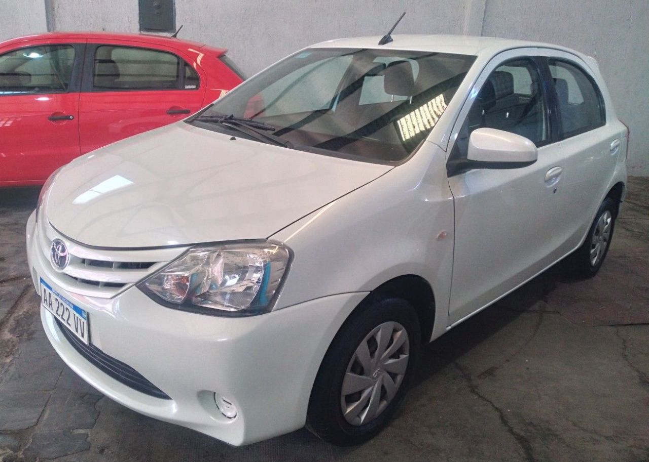 Toyota Etios Usado Financiado en Mendoza, deRuedas