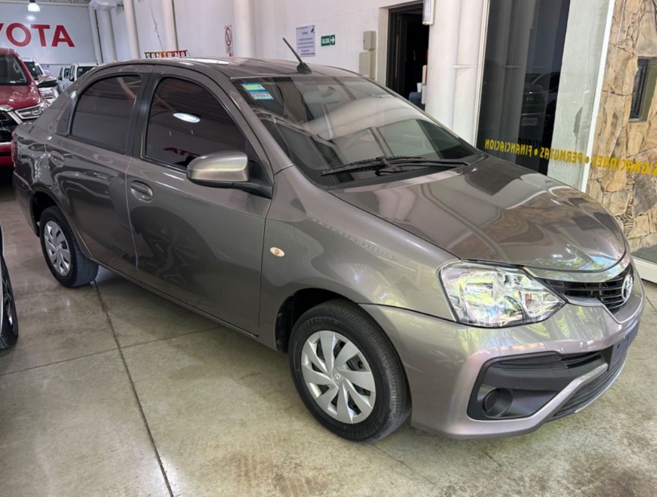 Toyota Etios Usado en Mendoza, deRuedas