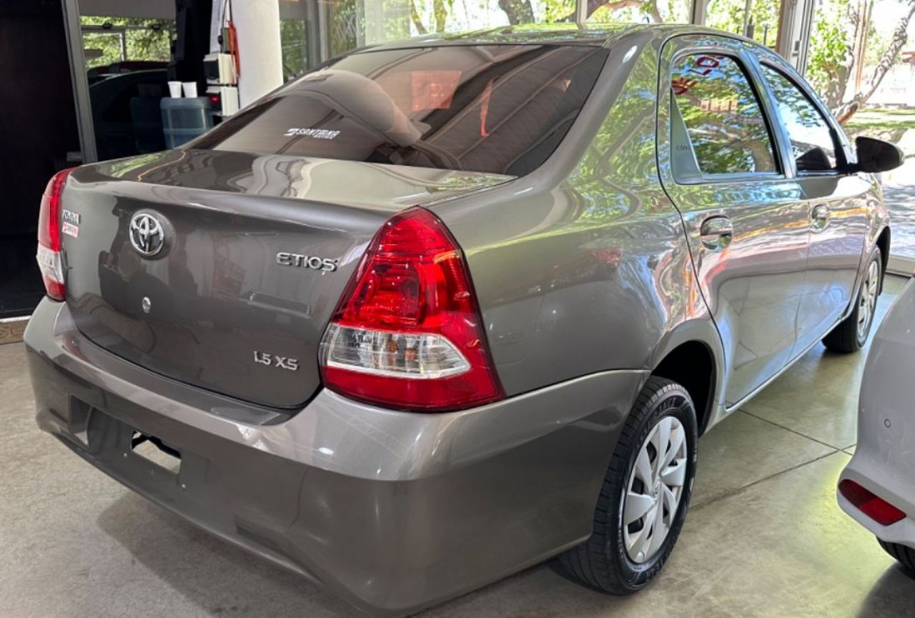 Toyota Etios Usado en Mendoza, deRuedas