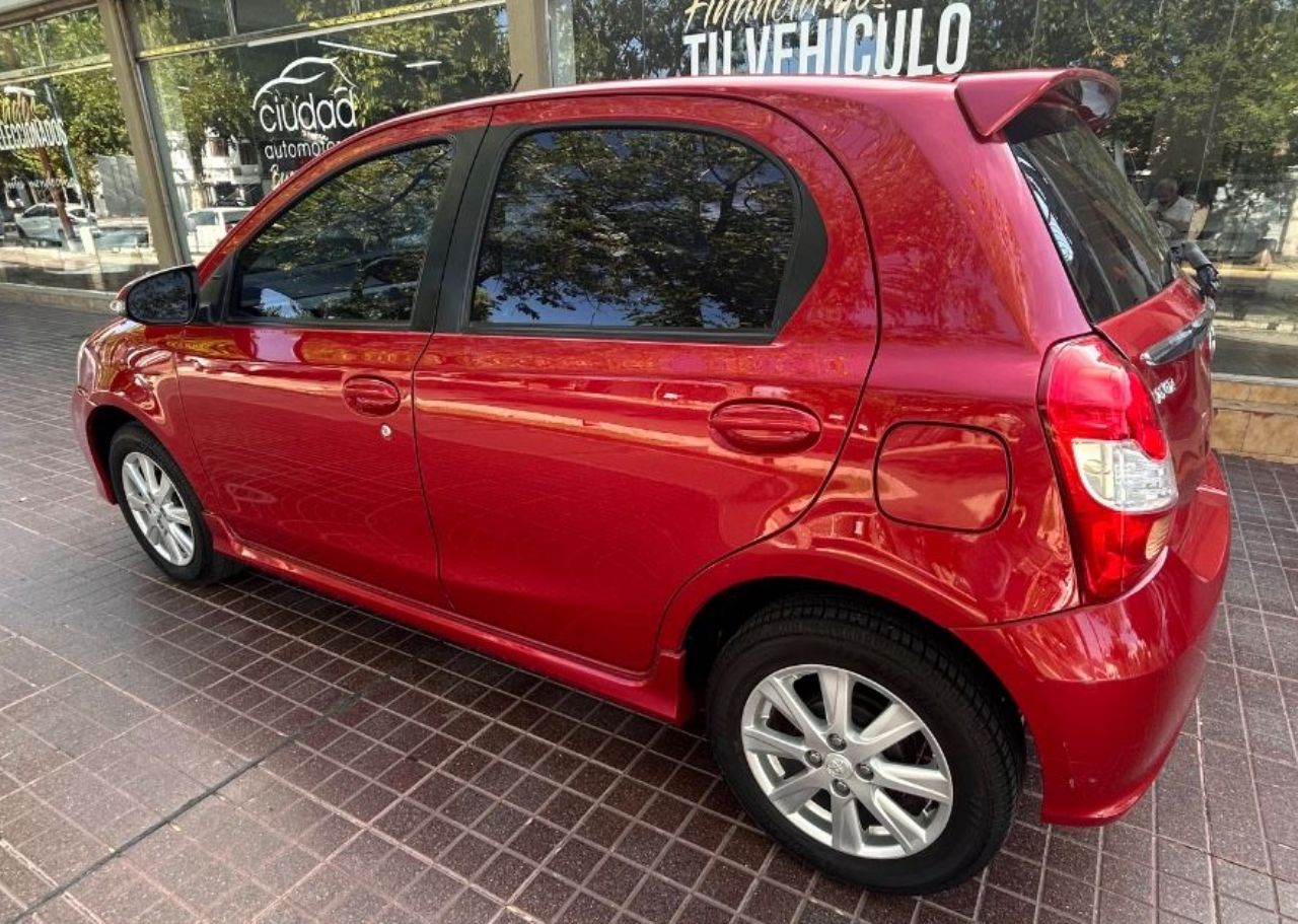 Toyota Etios Usado Financiado en Mendoza, deRuedas
