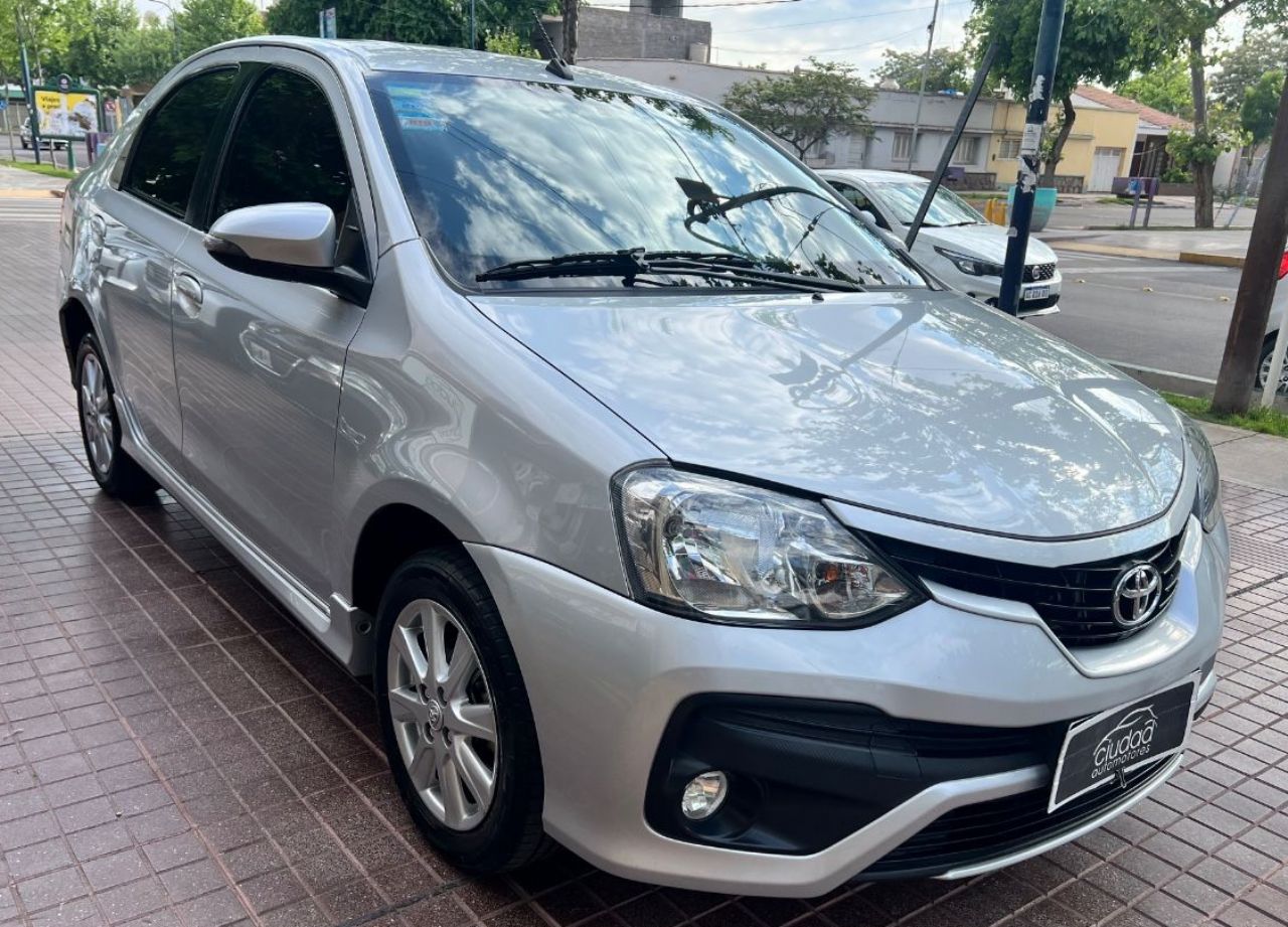 Toyota Etios Usado Financiado en Mendoza, deRuedas