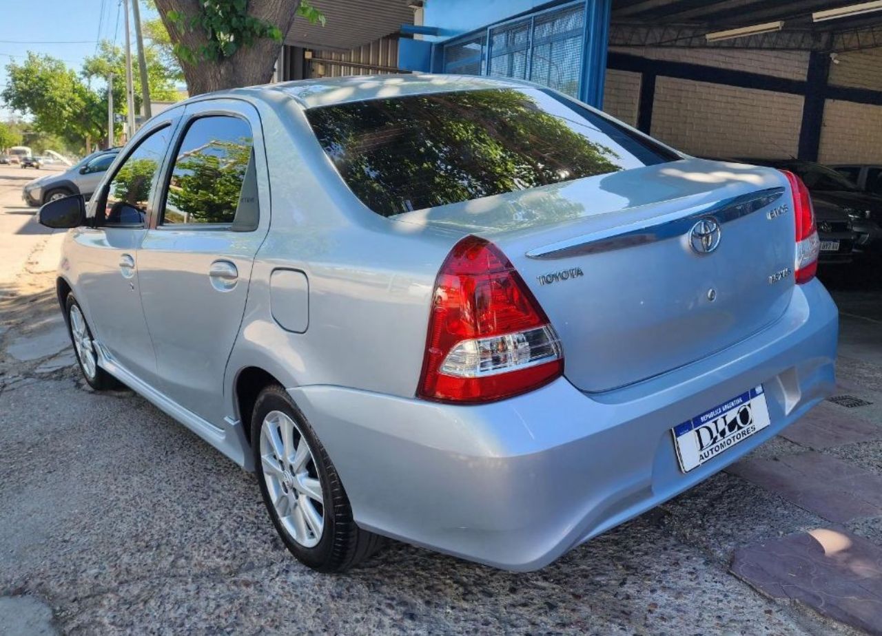 Toyota Etios Usado Financiado en Mendoza, deRuedas