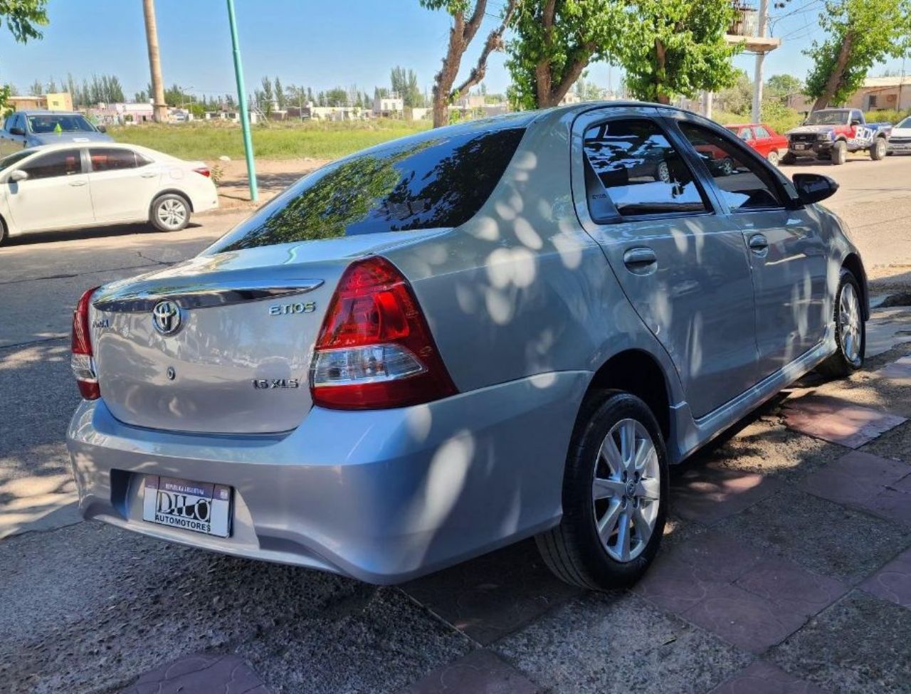 Toyota Etios Usado Financiado en Mendoza, deRuedas