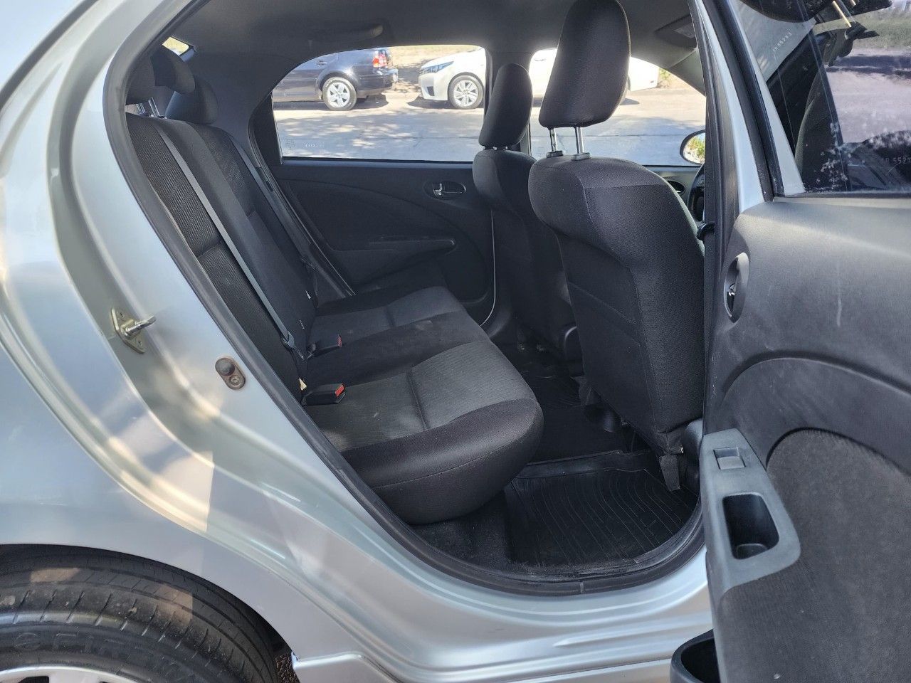 Toyota Etios Usado Financiado en Mendoza, deRuedas