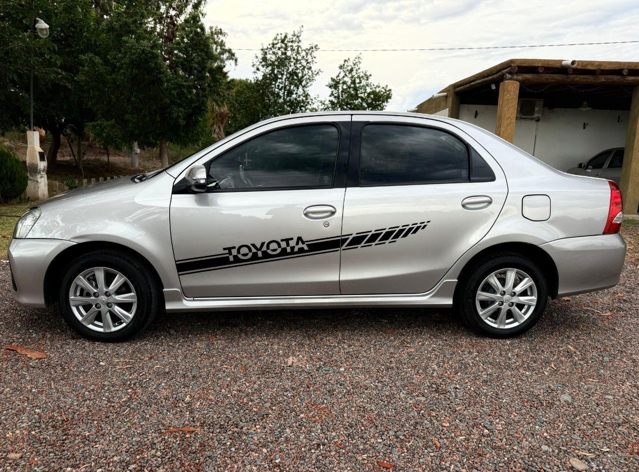 Toyota Etios Usado en San Juan, deRuedas