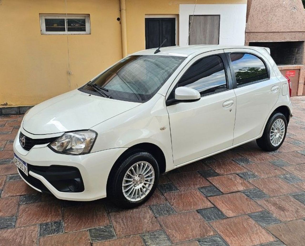 Toyota Etios Usado en Mendoza, deRuedas