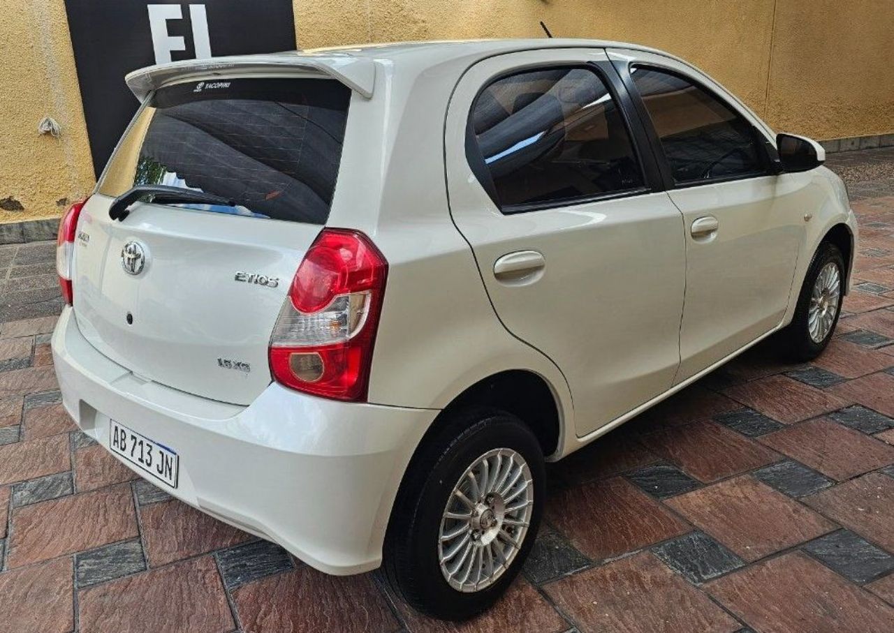 Toyota Etios Usado en Mendoza, deRuedas