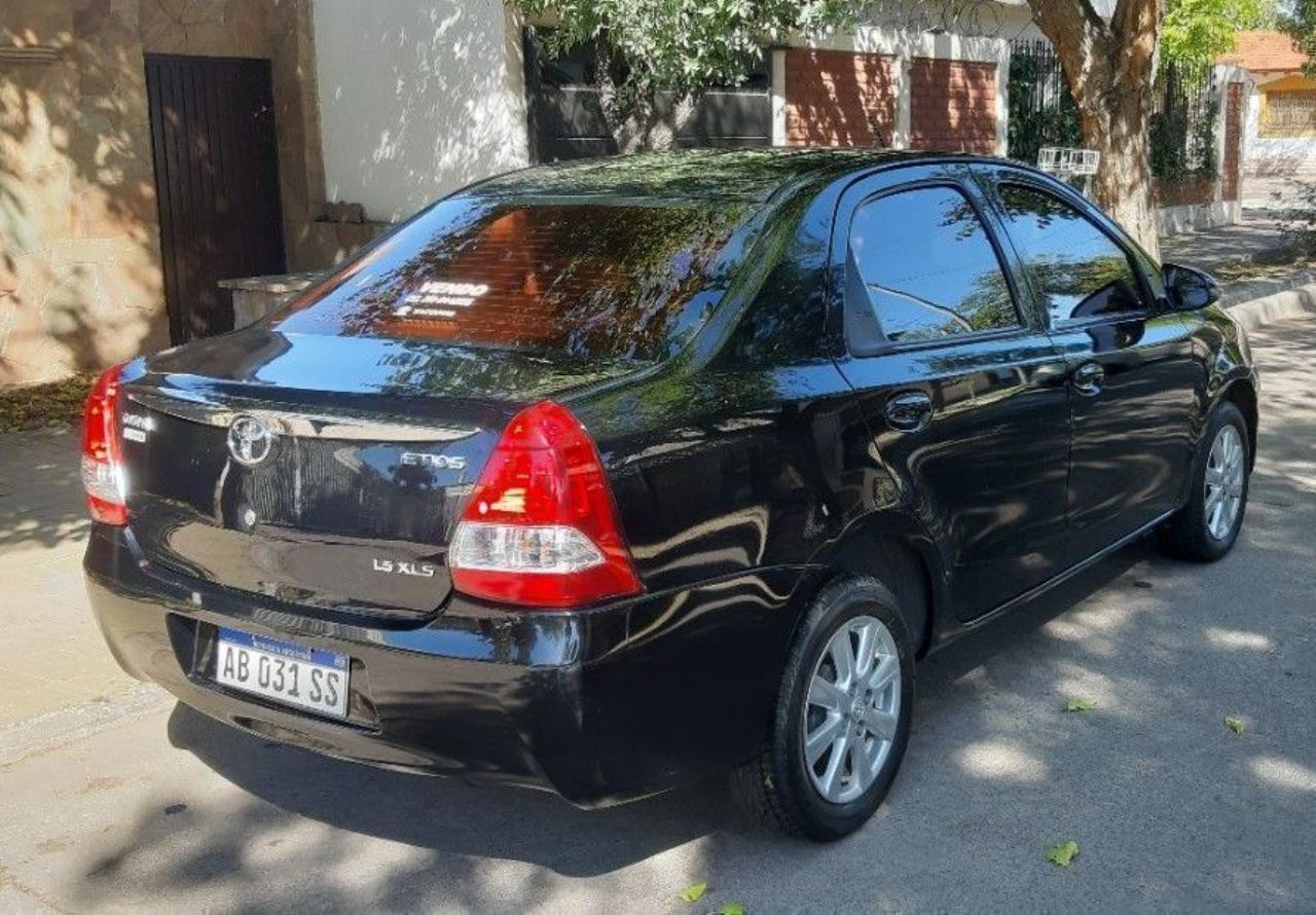 Toyota Etios Usado en Mendoza, deRuedas