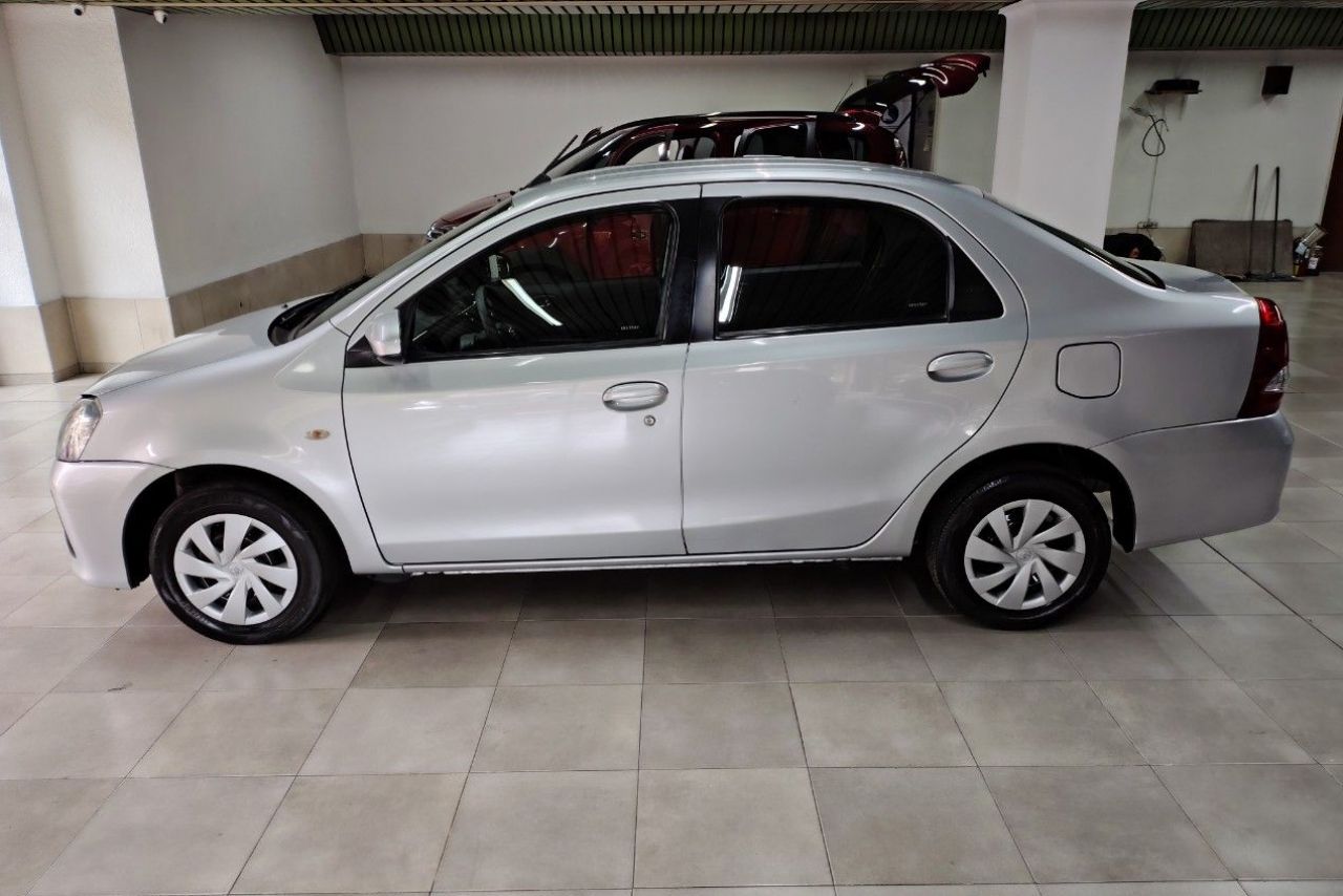 Toyota Etios Usado en Mendoza, deRuedas