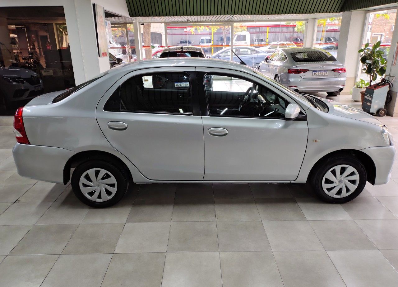 Toyota Etios Usado en Mendoza, deRuedas