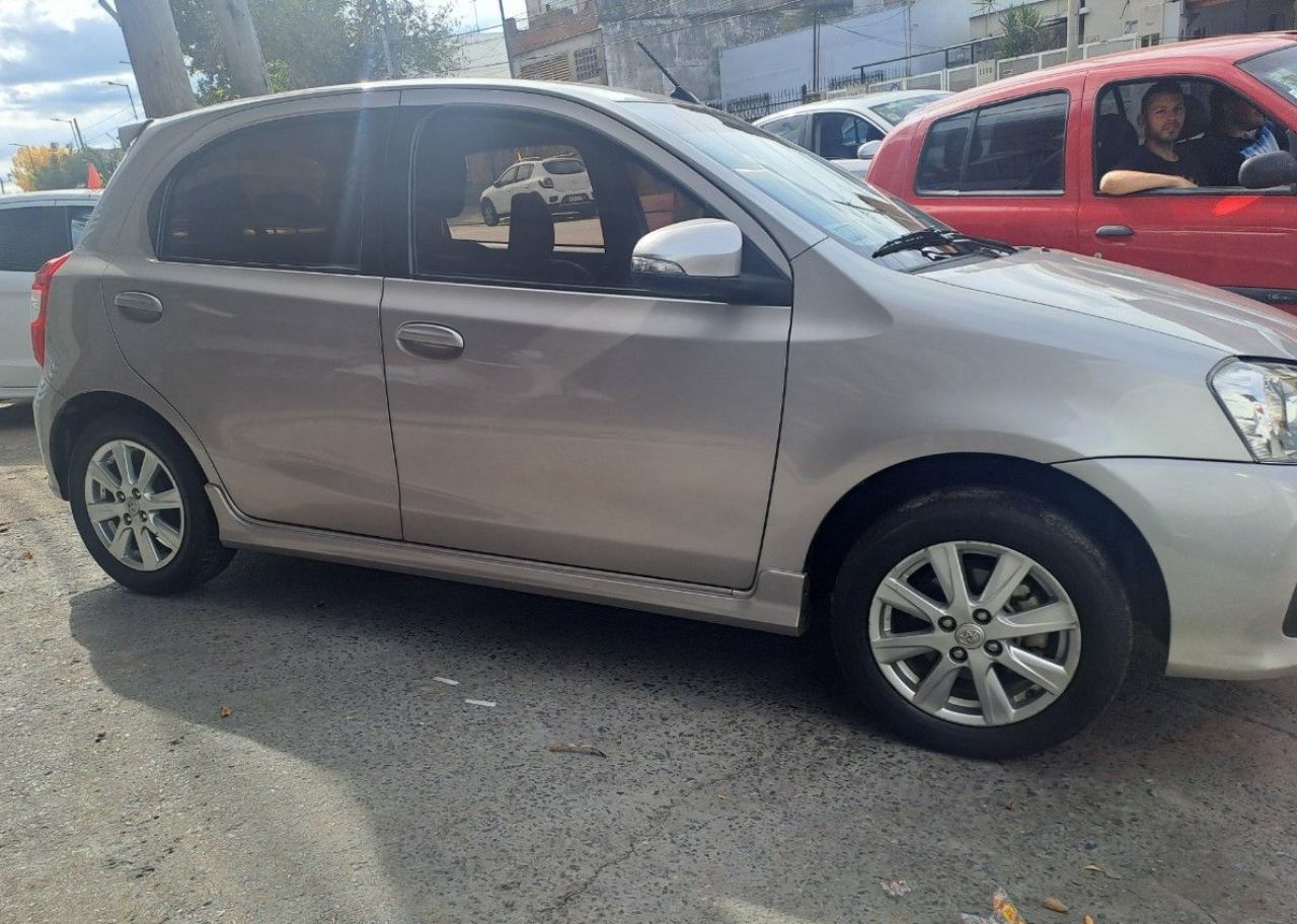 Toyota Etios Usado en Buenos Aires, deRuedas