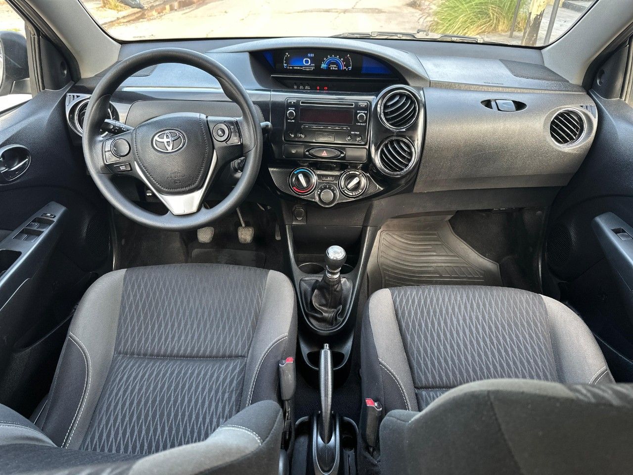 Toyota Etios Usado Financiado en Córdoba, deRuedas