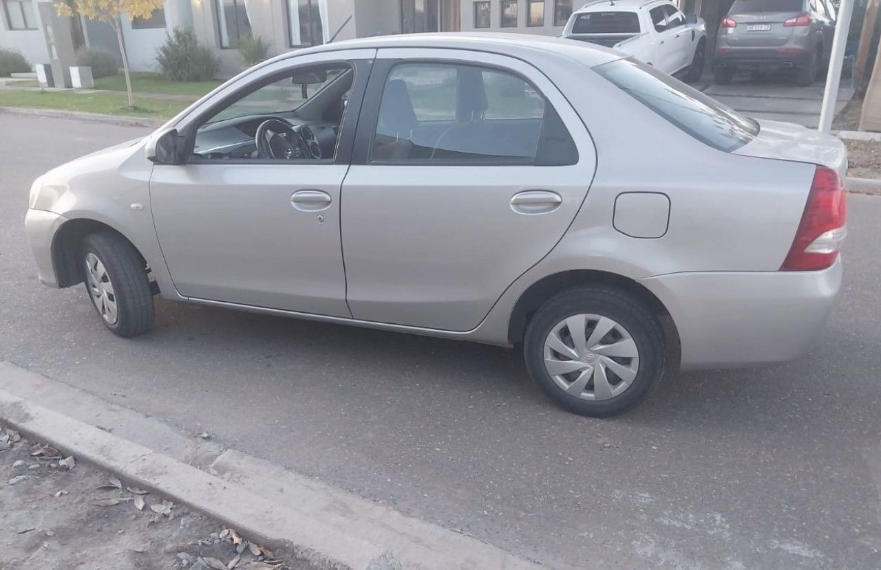 Toyota Etios Usado en Mendoza, deRuedas