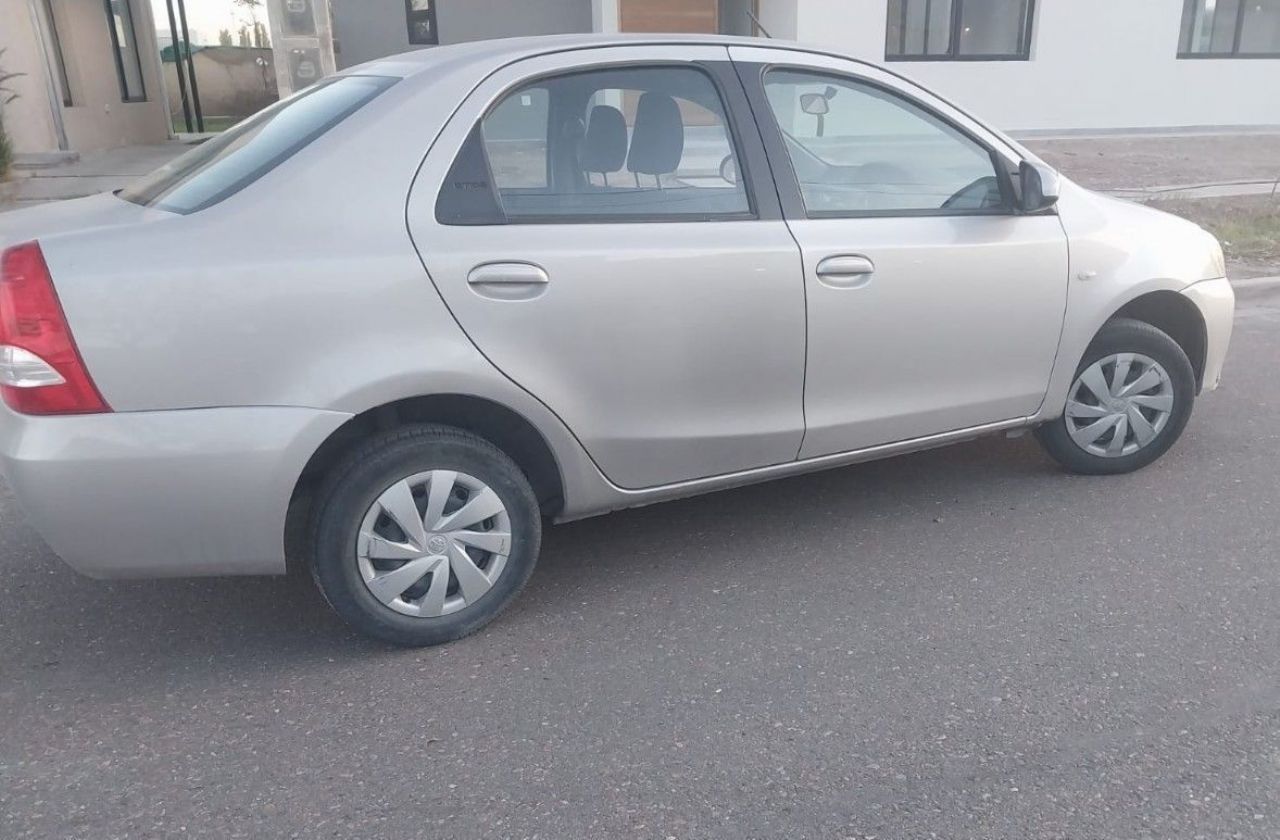 Toyota Etios Usado en Mendoza, deRuedas
