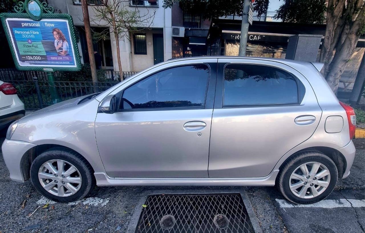 Toyota Etios Usado en Buenos Aires, deRuedas