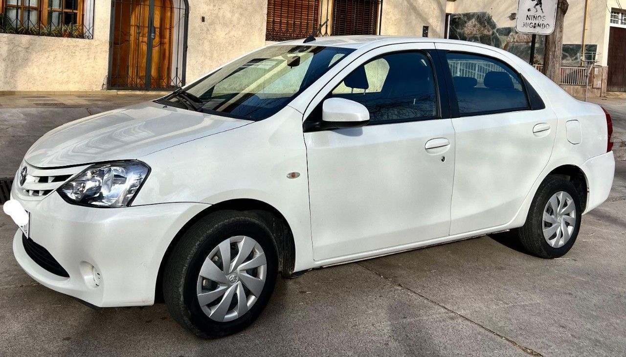 Toyota Etios Usado en Mendoza, deRuedas
