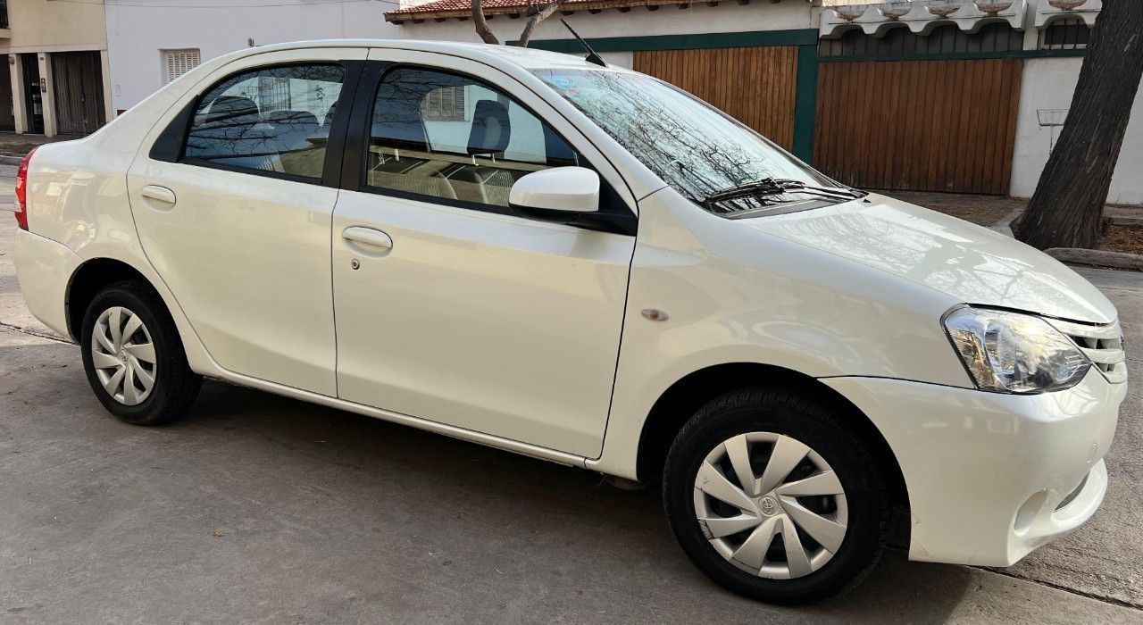 Toyota Etios Usado en Mendoza, deRuedas